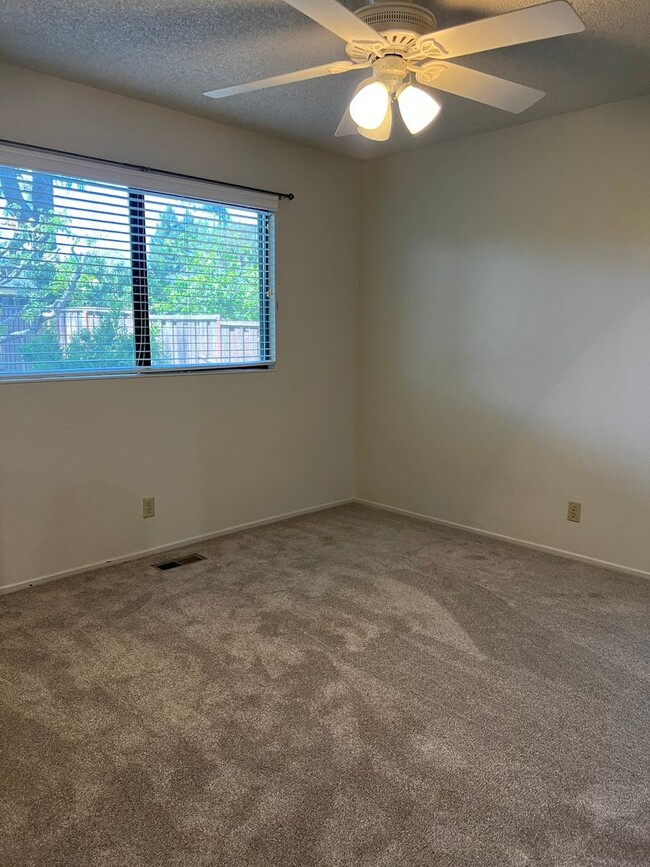 Building Photo - TENTATIVELY RENTED 4 Bedroom 2 Bathroom Si...