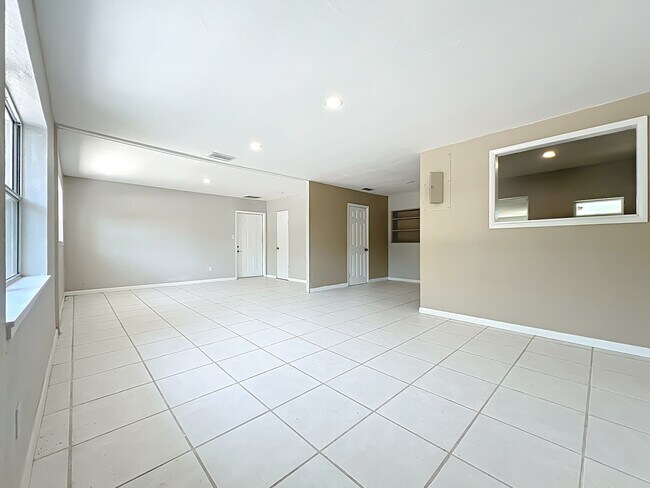 Building Photo - 1424 Pineda St