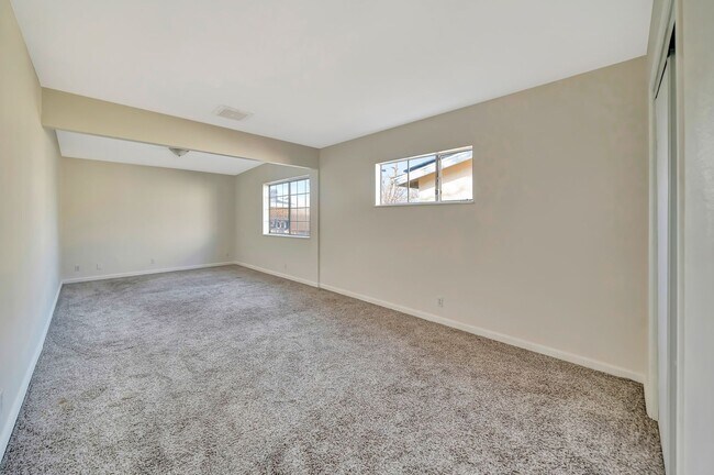 Building Photo - Stylish 4-Bed Mid-Century Home