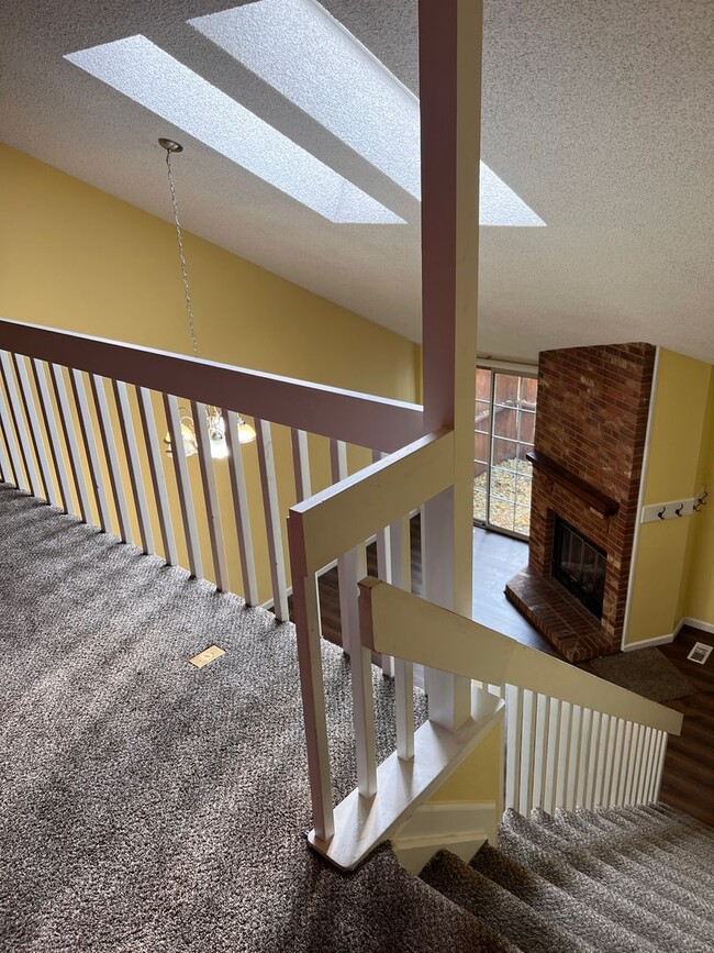 Building Photo - Newly Renovated 3 Bed / 3 Bath Townhome in...