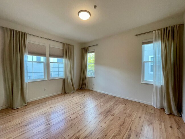 Building Photo - Beautiful Upscale and Modern 2 Bedroom 2 B...