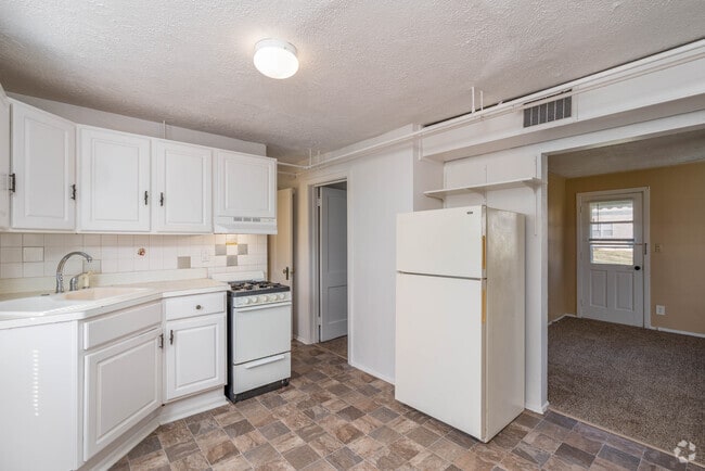 1BD, 1BA - 586SF - Kitchen - Park Lane Manor Apartments