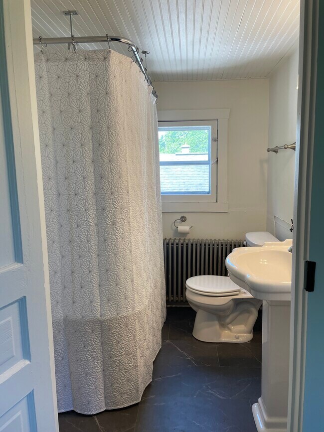 Building Photo - 133 W Pine St