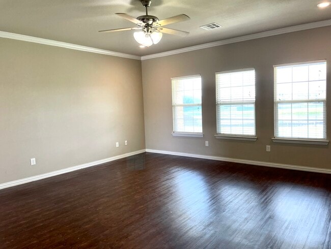 Building Photo - 4820 Lakeshore Dr