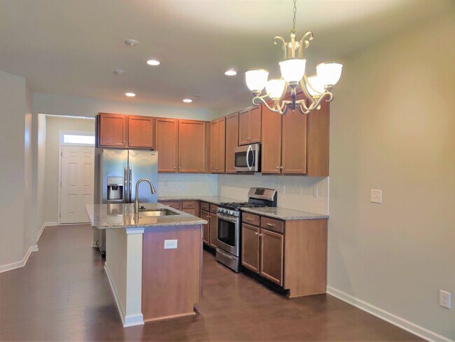 Building Photo - 4 Bedroom, 2.5 Bath Townhome in Savannah Townhomes