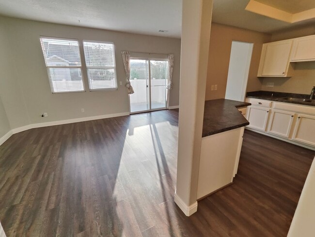 Building Photo - Spectacular 3-Bedroom Draper Townhouse with Garage