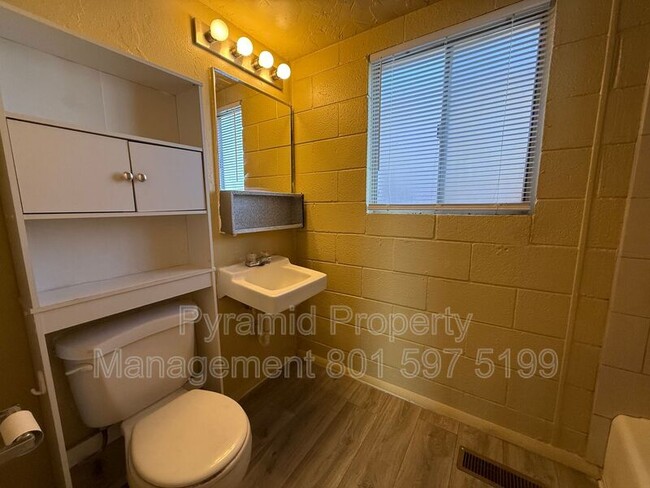 Building Photo - 805 S Cheyenne St