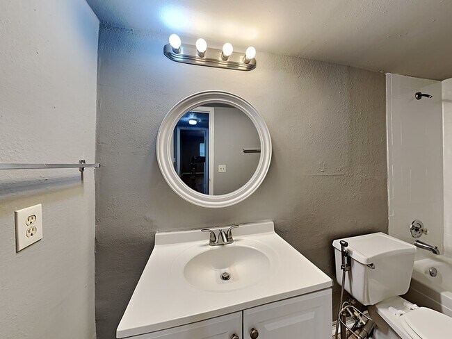 Building Photo - 476 Banyon Tree Cir