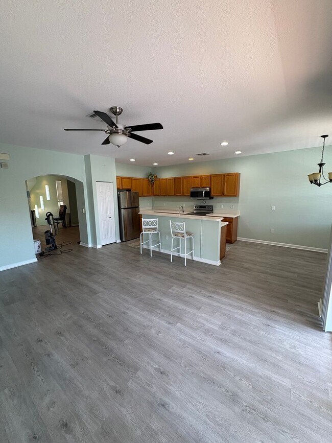 Building Photo - 3/2/1 Townhome in River Glen!