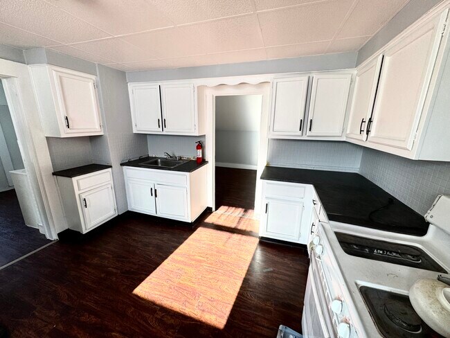 Building Photo - 909 Oak St