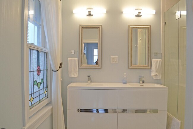 Building Photo - 16 S Somerset Ave