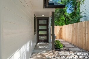 Building Photo - 9717 Anderson Village Dr