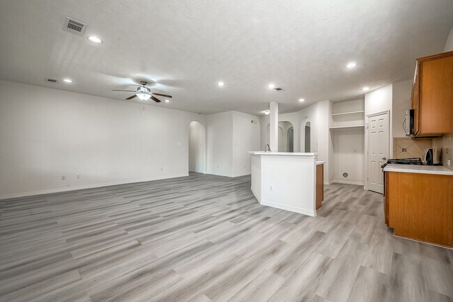 Building Photo - 520 West Fork