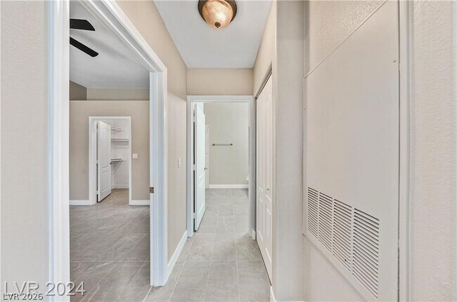 Building Photo - 2305 W Horizon Ridge Pkwy