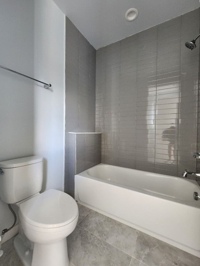 Building Photo - Beautiful 3-Bed, 3.5-Bath Townhome in Tamp...