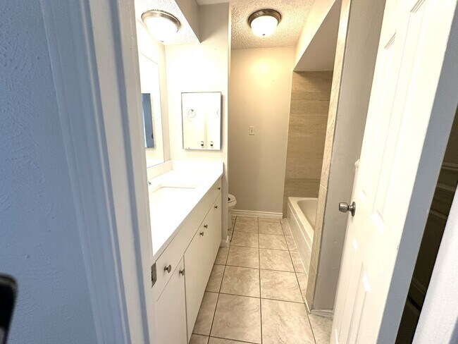 Building Photo - 4234 Willow Beach Dr