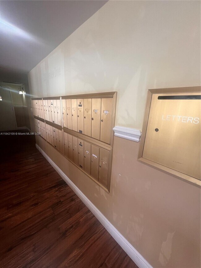 Building Photo - 220 Lakeview Dr
