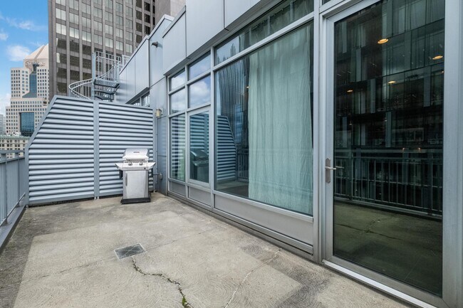 Building Photo - 301 5th Ave