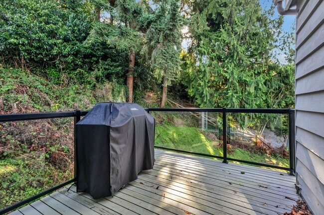 Building Photo - Stunning Sound & Olympic Mountain View Home in North Admiral