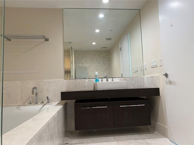 Building Photo - 17121 Collins Ave