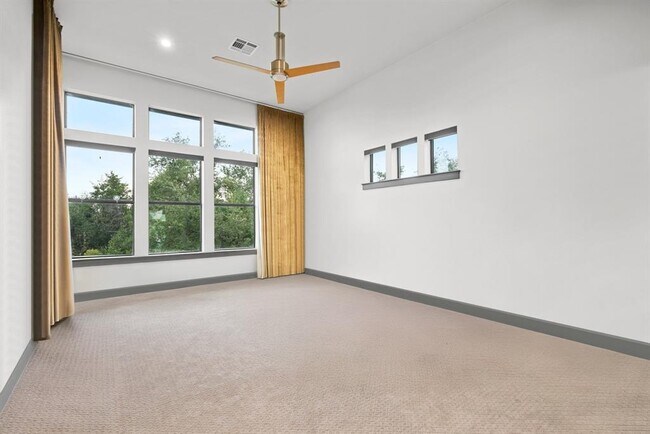 Building Photo - 332 Rugged Earth Dr