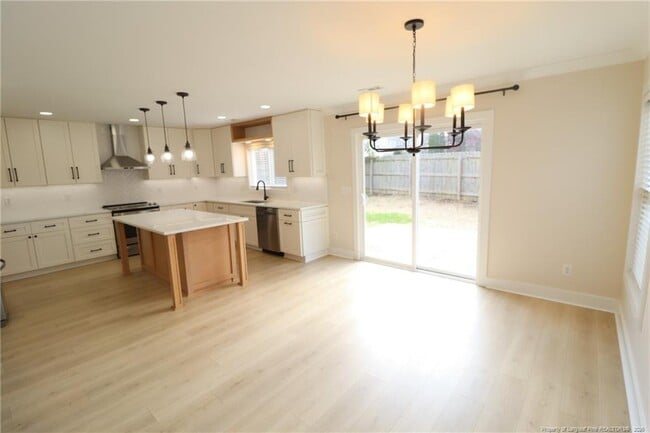 Building Photo - 240 Trayesan Dr