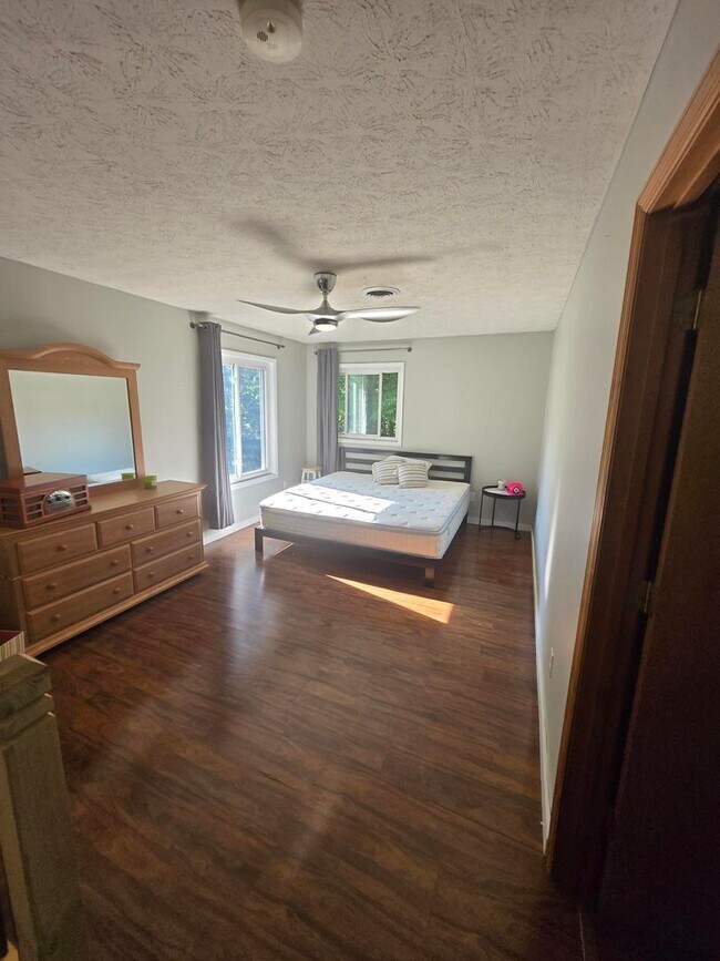 Building Photo - This charming 3-bedroom, 2-bathroom home o...