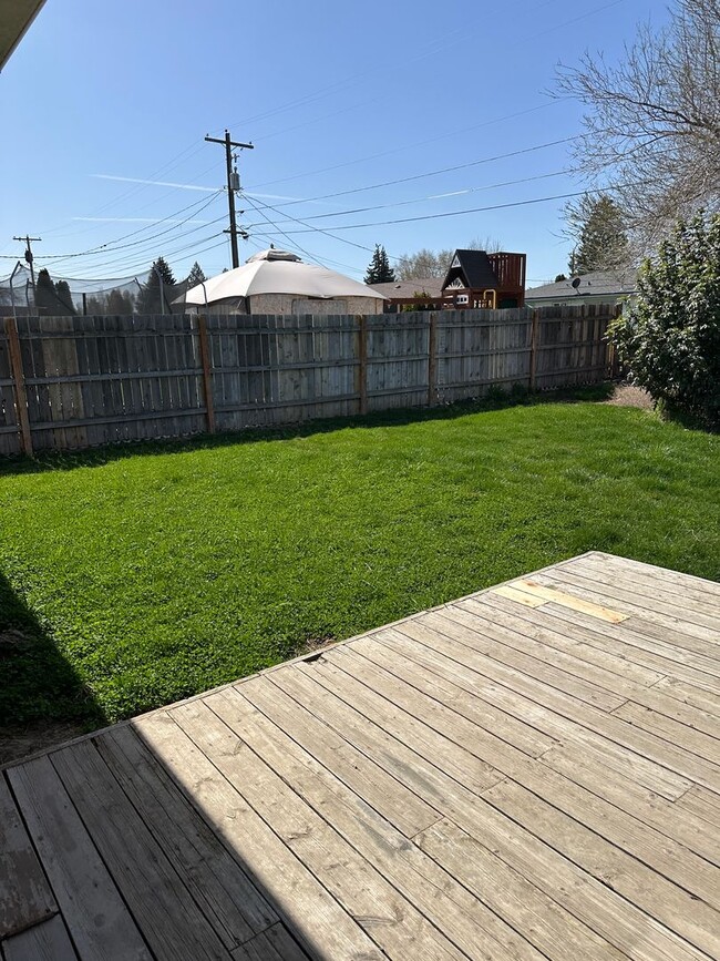 Building Photo - 3 Bedroom 1.5 Bathroom Home WSG Included! ...