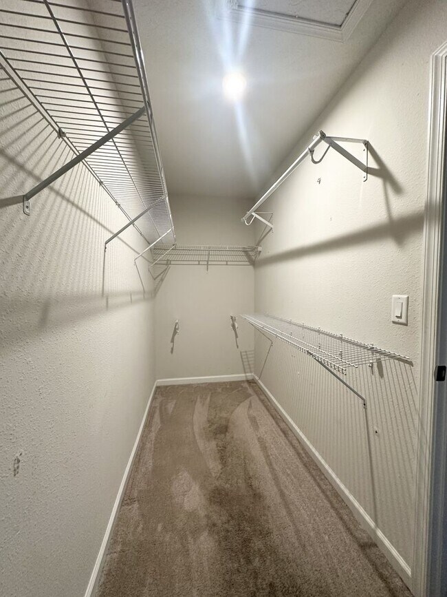 Building Photo - Modern 3-Bedroom Townhome in Gated Communi...