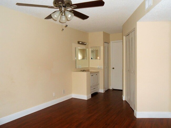 Building Photo - spacious 2 Bed / 2 Bath Condo