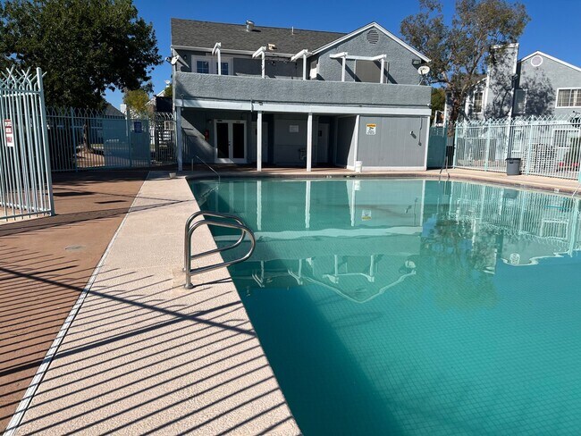 Building Photo - Best kept Fourplex- Mature Landscaping