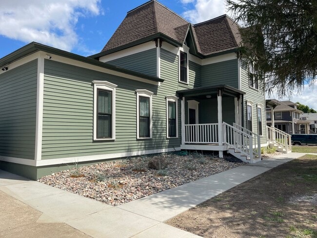 Building Photo - 133 S Prairie Ave
