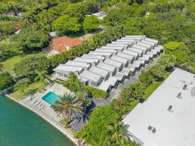 Building Photo - 6011 N Bayshore Dr