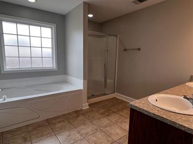 Building Photo - 4 bedroom beautiful home available August 14!!