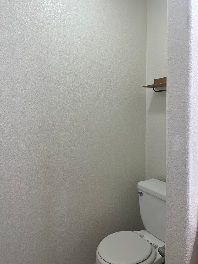 Building Photo - 3 bedroom 2 bathroom Home available in Vic...
