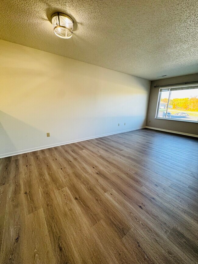 Building Photo - 395