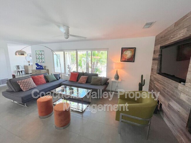 Building Photo - 2885 E Venetia Rd