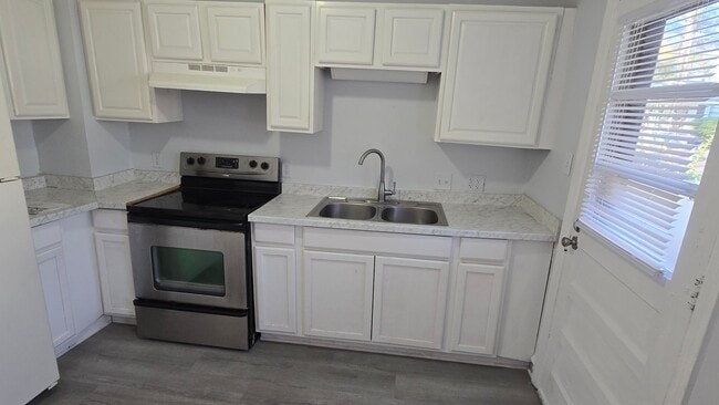 Building Photo - broo3232