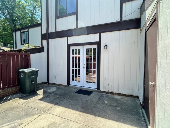 Building Photo - SW - Updated Townhome.  New Flooring, Just...