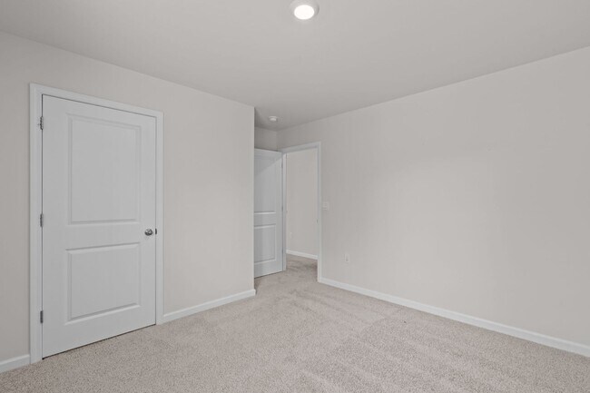 Building Photo - Stunning 5 Bedroom Home with a Fully Fence...