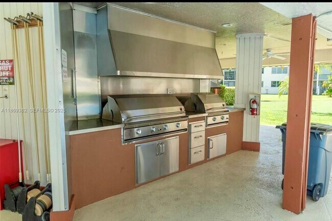 Building Photo - 671 S Hollybrook Dr