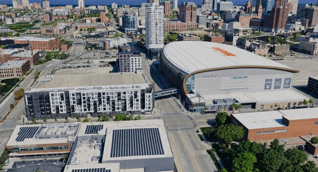 Building Photo - 550 W Juneau Ave