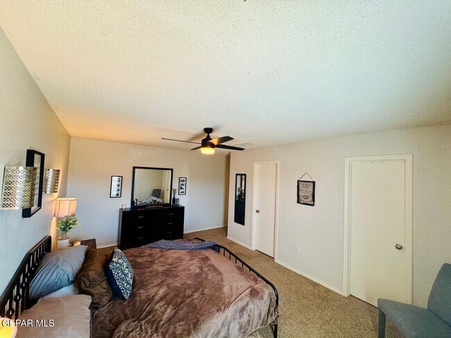 Building Photo - 10041 Paloma Dr