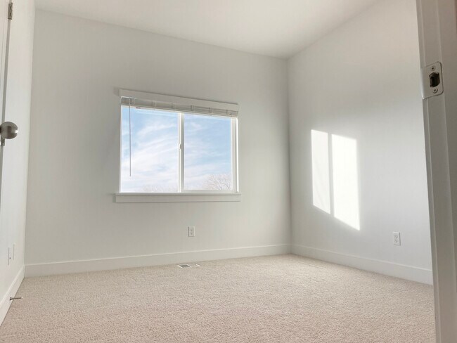 Building Photo - 1599 N 1870 E