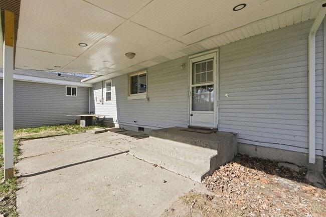 Building Photo - Updated 3BR Home with Fenced Yard & Garage