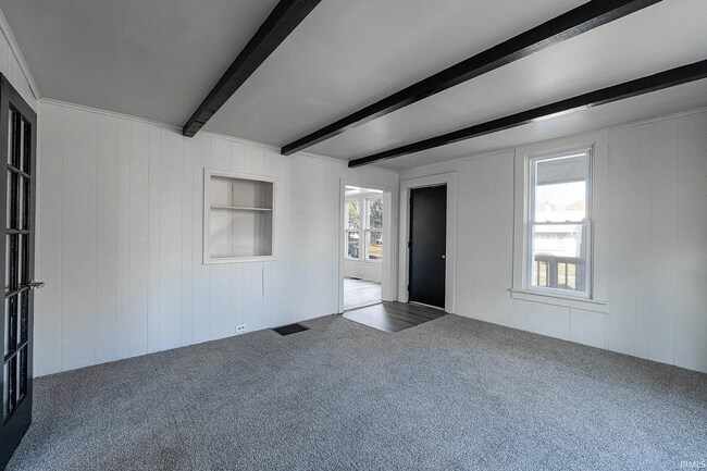 Building Photo - 3 bedroom available for immediate move i!