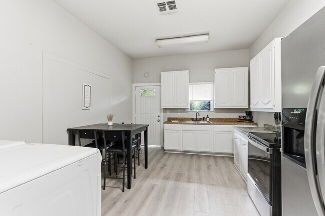 Building Photo - 314 W Cevallos