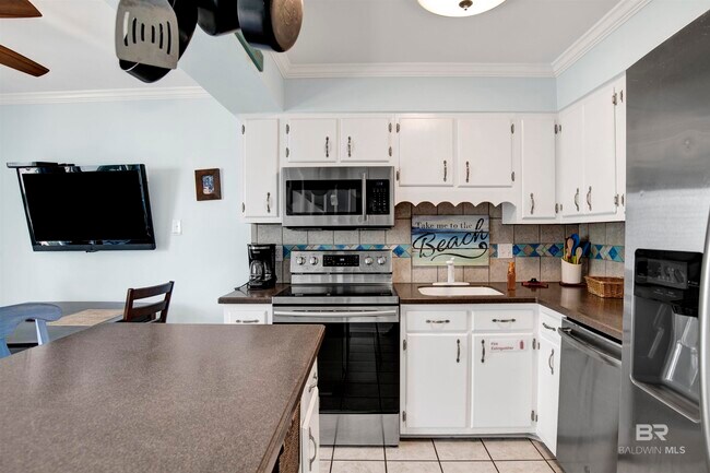 Building Photo - 554 E Beach Blvd