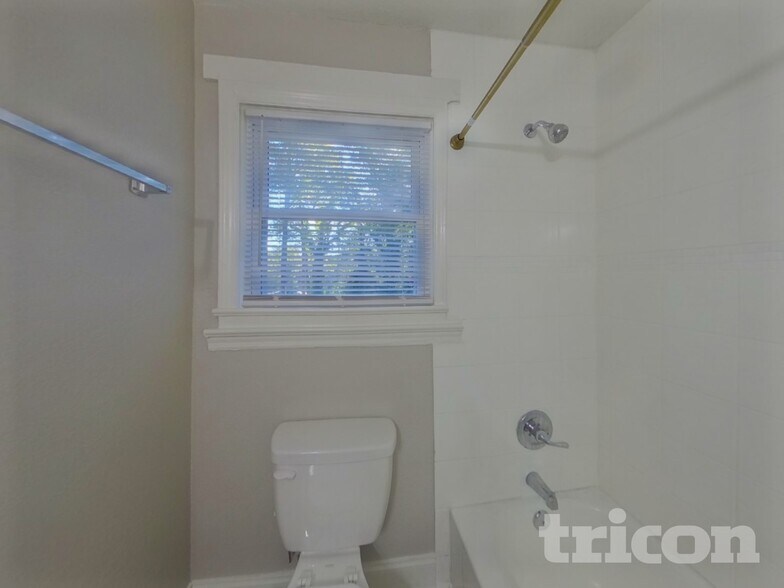 Building Photo - 1724 Logie Ave