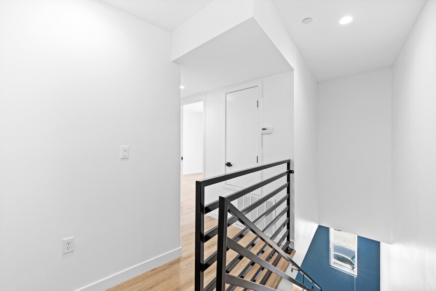 Building Photo - 1416 S Orange Dr